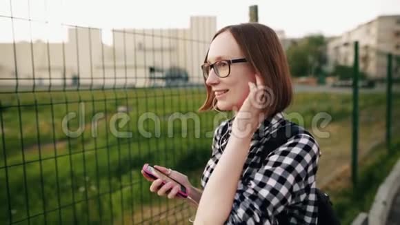 戴眼镜的女孩按她最喜欢的歌曲的节奏摇着头慢动作视频的预览图