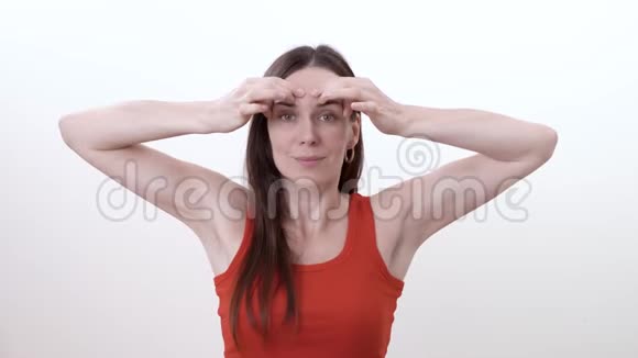 深色女人在眉毛上做手指水平移动以减少眉毛间皱纹的肖像视频的预览图