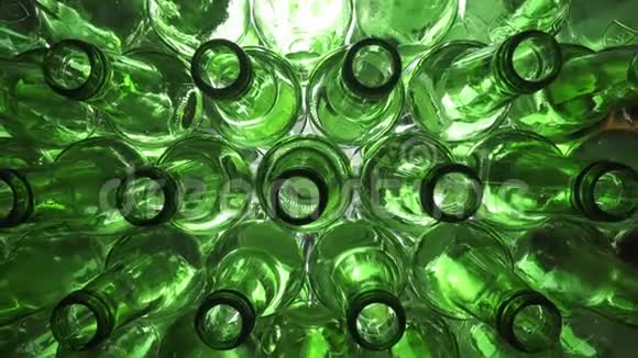 空的绿色啤酒瓶白色背景的顶部视图视频的预览图