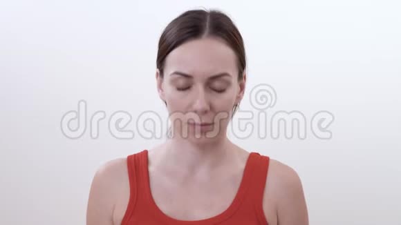 靠近一个黑发女人做圆形动作的头部为颈部肌肉做解痉运动视频的预览图