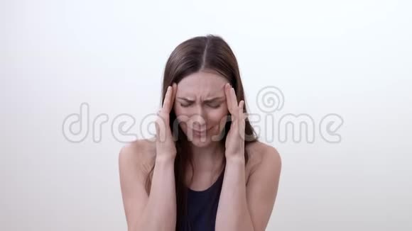 一幅女子双手握在寺庙里的画像女人头痛疼痛视频的预览图