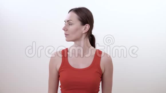 一个黑发女人向左向右转动头部的肖像为颈部做强化运动视频的预览图