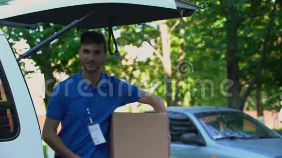 年轻送货员拿着包裹竖起大拇指提供快速送货服务视频的预览图