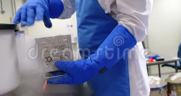 科学家从4k冰箱取出疫苗架视频的预览图