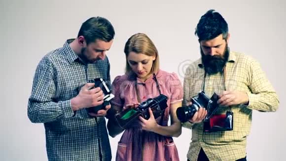 一群带着旧相机的人相机的概念男人和女孩用摄像机工作视频的预览图