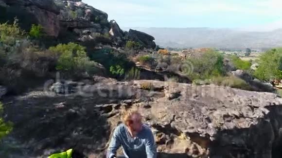 穿越岩层的泥土跑道4k视频的预览图
