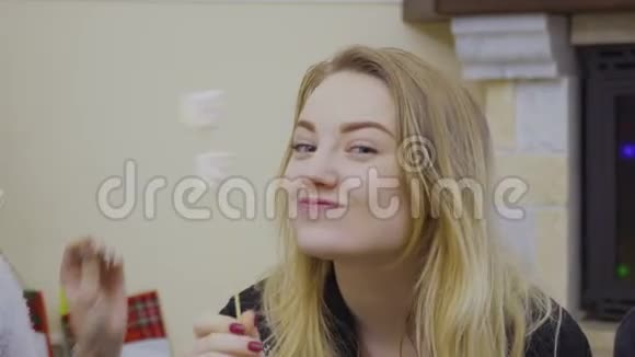 可爱的女孩吃棉花糖笑视频的预览图