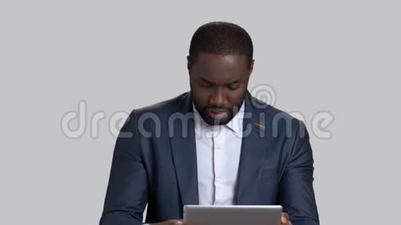 黑人经理在电脑平板电脑上玩游戏视频的预览图