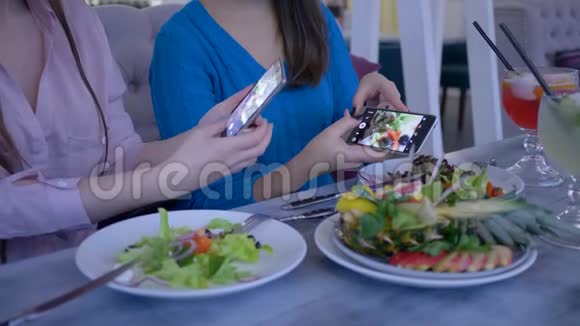 智能手机上的美食照片博客写手们在早午餐期间用手机拍照视频的预览图