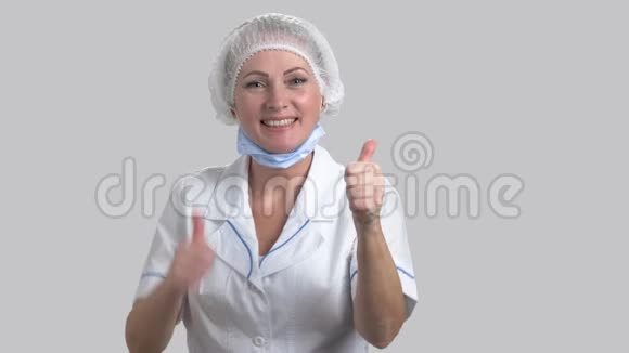 漂亮的女医生竖起大拇指视频的预览图