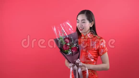 穿着中国裙子带气球的女人视频的预览图