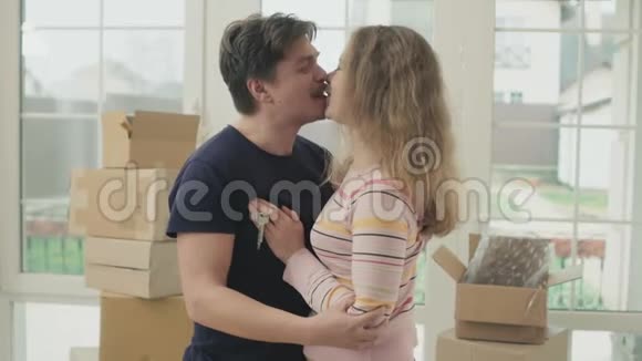 女人咬丈夫的舌头视频的预览图