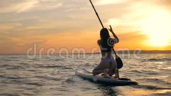 一个女孩在水上的特殊木板上冲浪视频的预览图