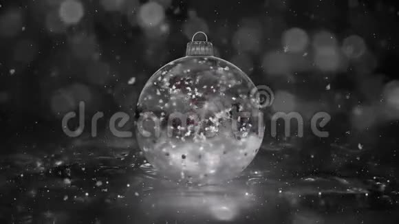 圣诞旋转白冰玻璃包雪花红球背景环视频的预览图