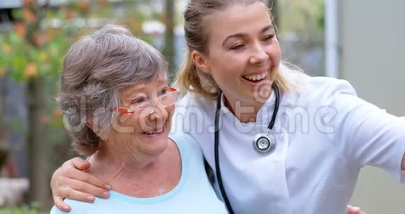 医生和年长的女人在家院子里自拍视频的预览图