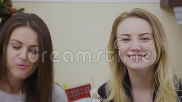 两个小女孩吃棉花糖视频的预览图
