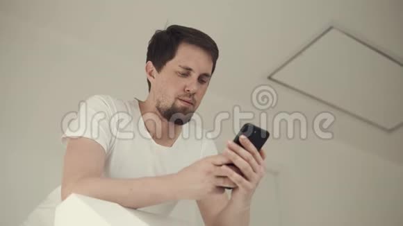 一名男子打开智能手机上的浏览器与朋友通信视频的预览图