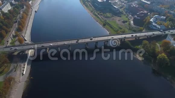 大河桥上的俯视图俄罗斯普斯科夫视频的预览图