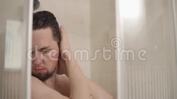 年轻人睡前在浴室洗澡视频的预览图