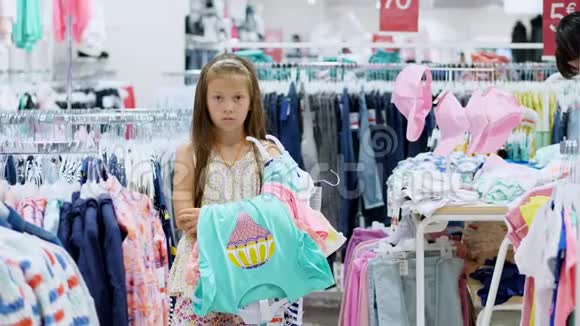 在商店里购物太繁琐了孩子女孩手里拿着一堆东西在等父母视频的预览图