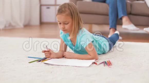 女孩画画和成年人在家聊天视频的预览图