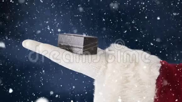 圣诞老人手里拿着礼物伴着大雪视频的预览图