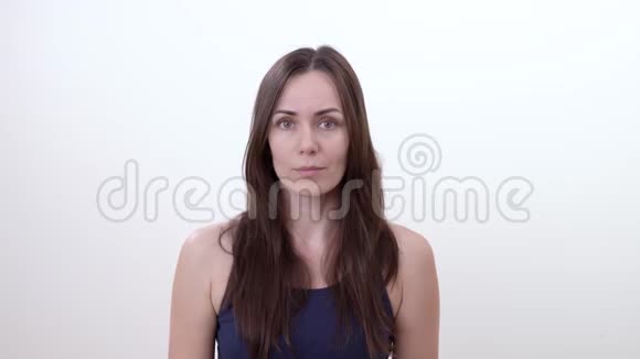 有教育意义的女人的肖像手指向上皱眉建设性的姿态视频的预览图