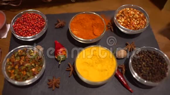 香料桌子上有各种印度香料不同的香料和草药背景调味品的配置视频的预览图