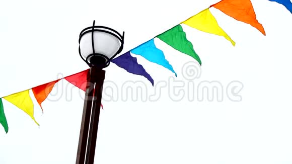 五颜六色的三角旗在风中飘扬系在灯柱上假日装修室外装修视频的预览图