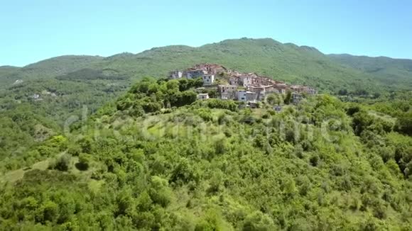 意大利佩特雷洛萨托山顶上的混凝土房屋视频的预览图