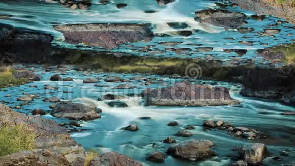 令人惊叹的绿松石水流与石头和镜子地平线效应时间流逝美丽的蓝色河流视频的预览图