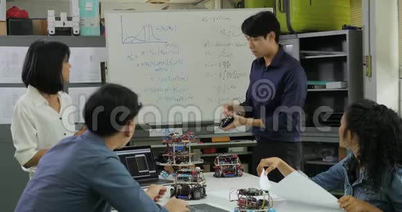 在计算机科学课上老师和学生谈论机器人技术视频的预览图