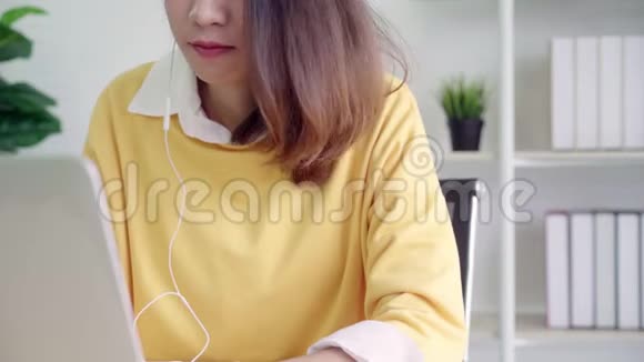 美丽的聪明商务亚洲女性穿着智能休闲装在笔记本电脑上工作并在网上的视频会议上交谈视频的预览图