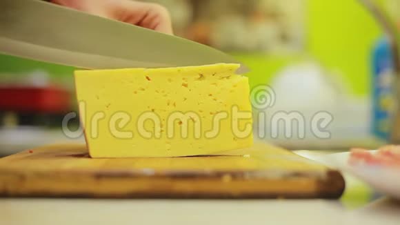 男人手拿刀切奶酪视频的预览图