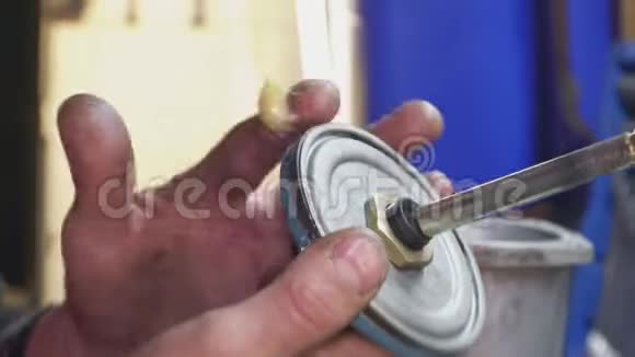 机械师修理汽车或卡车特写的一部分视频的预览图