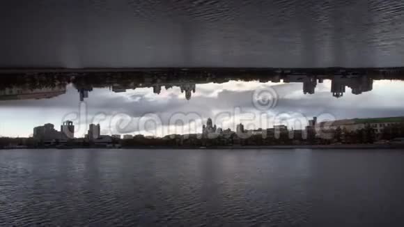 美景从江到城人行道不同建筑匠心主题宽阔的河流视频的预览图