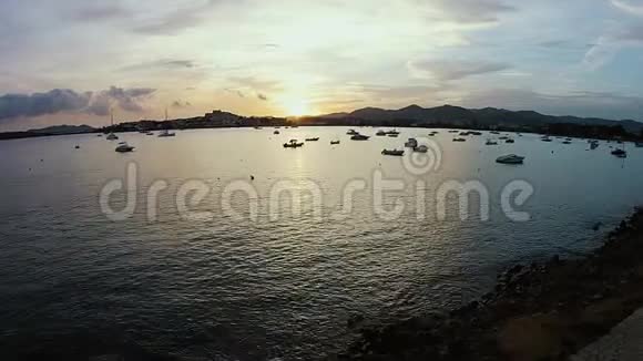 伊比萨的日落许多船只和帆船靠近海岸空中射击视频的预览图