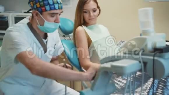 年轻漂亮的女孩和牙医准备牙科治疗4K视频的预览图