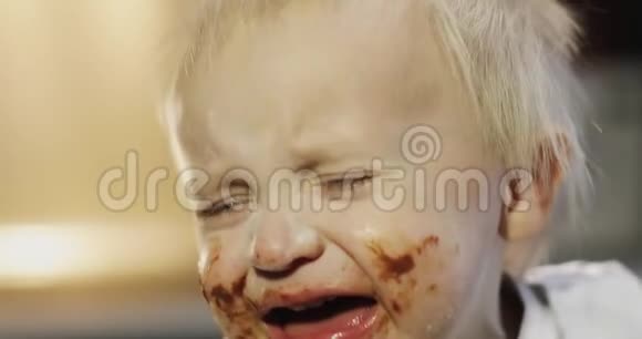 一个心烦意乱的肮脏孩子的肖像视频的预览图