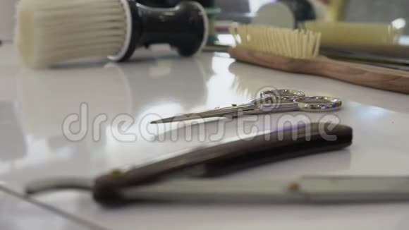 专业理发师摆在桌子上理发店工具在特写视频的预览图