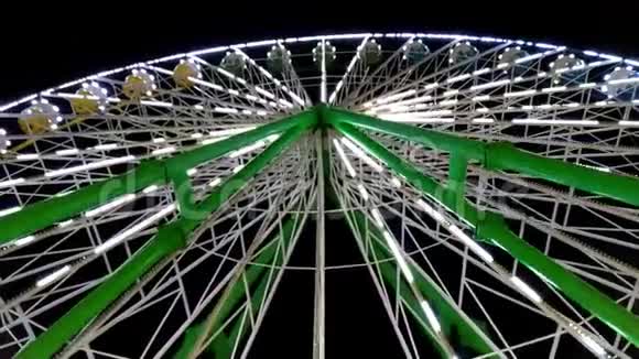 明亮的摩天轮在狂欢节游乐园主题公园集市刺激公园晚上旋转视频的预览图