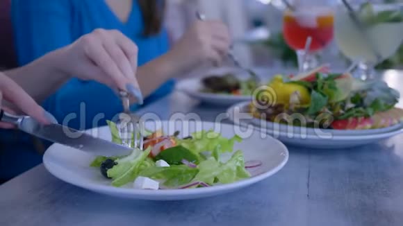 健康的饮食午餐双手特写在餐厅的食物时间从盘子里吃蔬菜有用的沙拉视频的预览图