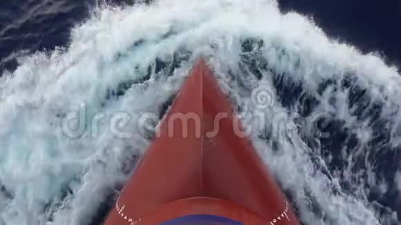 泡沫溅起一阵浪花商船的红球视频的预览图