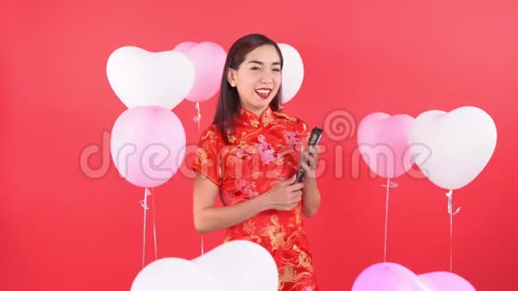 穿着中国裙子带气球的女人视频的预览图