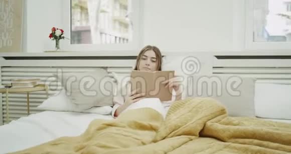 早上浪漫的早餐在卧室里男人为他的女人做准备4k视频的预览图