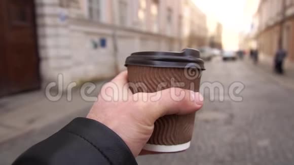 手里拿着咖啡的人去上班男人引领咖啡视频的预览图
