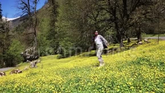 春日无忧无虑的女孩独自走在草地上旋转着视频的预览图