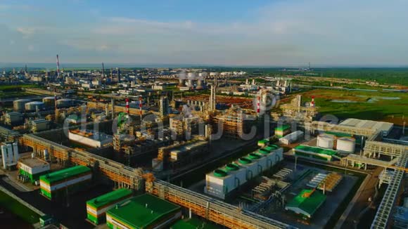 上午俯视的天然气和炼油厂综合体区域视频的预览图