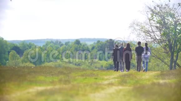 一群少年走在田野上走向森林视频的预览图