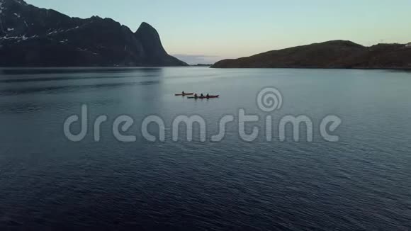 洛福顿群岛的一些皮划艇日落的空中镜头视频的预览图